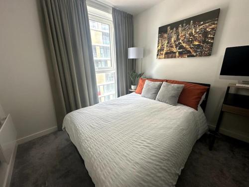 - une chambre avec un lit et une fenêtre dans l'établissement RJO Apartments Chatham, à Brompton