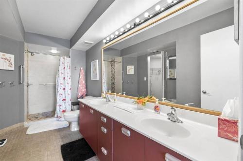 a bathroom with two sinks and a large mirror at 2BD/2BA Condo w/ Beach Access & Pool Isla del Sol in St Petersburg