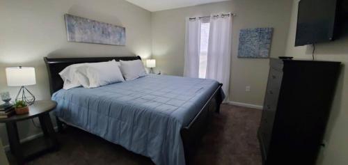 um quarto com uma cama com almofadas brancas e uma janela em Diamonds are Forever-700 em Middletown