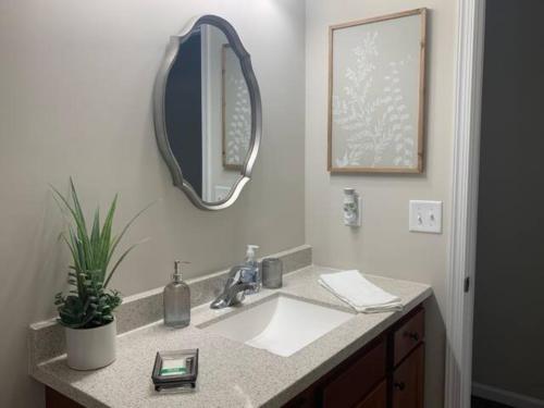 uma casa de banho com um lavatório e um espelho em Diamonds are Forever-700 em Middletown
