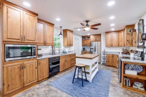 Dapur atau dapur kecil di Beaver Lake Getaway with 2 Decks, Grill, and Views!