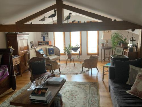 un salon avec un canapé et une table dans l'établissement Entre Pays Basque et Béarn, à Lahontan