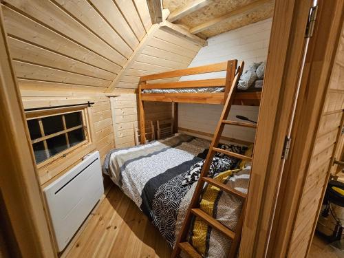 - une chambre avec des lits superposés dans une petite maison dans l'établissement L'insolite du villiers, à Aubigné-Racan