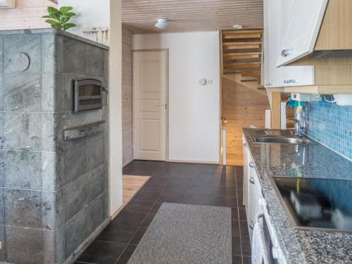 eine Küche mit Spüle und Arbeitsplatte in der Unterkunft Holiday Home Pikku-pölly by Interhome in Vuokatti