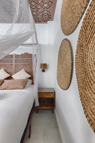 - une chambre avec un lit et une table de chevet à côté d'un lit sidx sidx dans l'établissement MyKeypers - Lovely Studio with Jacuzzi Paris, à Paris