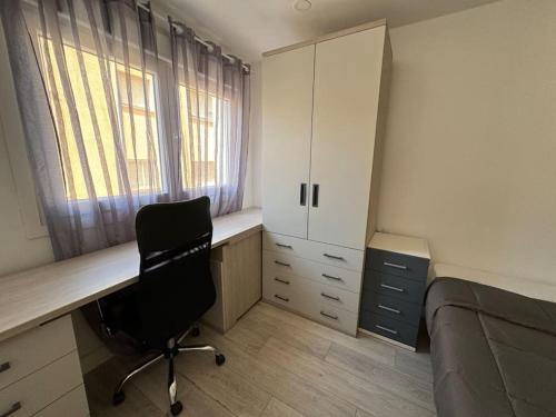 a bedroom with a desk and a bed and a chair at Centro ciudad A 7 minutos andando a Gibraltar in La Línea de la Concepción