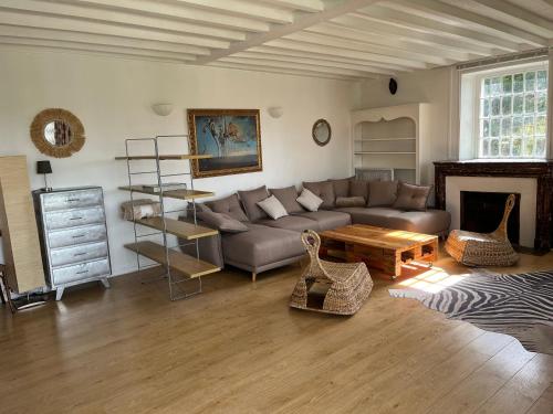 un salon avec un canapé et une table dans l'établissement Grande maison proche Paris, à Chennevières-sur-Marne