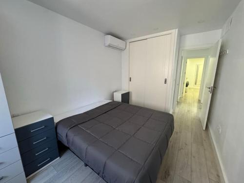 a bedroom with a large bed and a door at Centro ciudad A 7 minutos andando a Gibraltar in La Línea de la Concepción