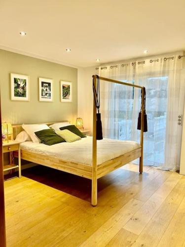 une chambre avec un lit et une fenêtre dans l'établissement Superbe Villa à Antibes avec Piscine dans un quartier calme, à Antibes