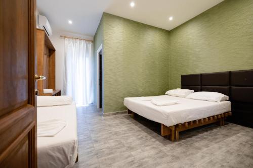 デルミにあるAgora Dhermiの緑の壁のドミトリールーム ベッド2台