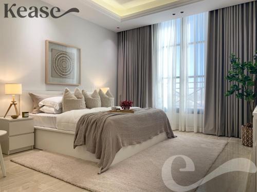 een slaapkamer met een bed en een groot raam bij Kease Qirwan B-13 Royal touch Patio AX97 in Riyad