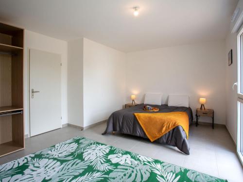 - une chambre avec un lit et un tapis vert et blanc dans l'établissement Apartment Ty Héole by Interhome, à Pornic