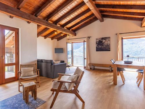 sala de estar con techos de madera, mesa y sillas en Apartment Superiore by Interhome, en Vercana