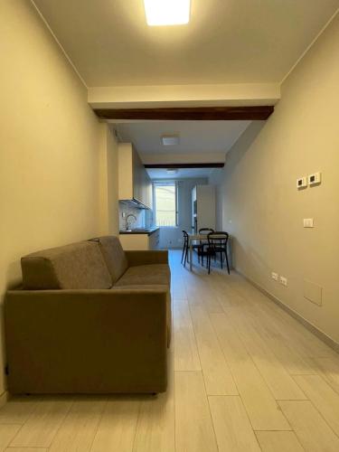 Casa Paradiso في بولونيا: غرفة معيشة مع أريكة وطاولة