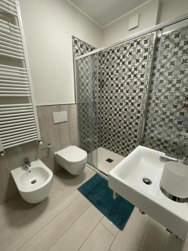 een badkamer met een wastafel, een toilet en een douche bij Casa Paradiso in Bologna