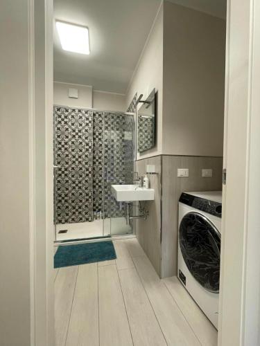 een badkamer met een wastafel en een wasmachine bij Casa Paradiso in Bologna