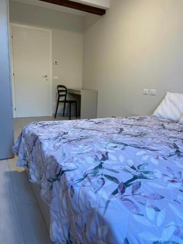 Casa Paradiso في بولونيا: غرفة نوم مع سرير مع لحاف أزرق