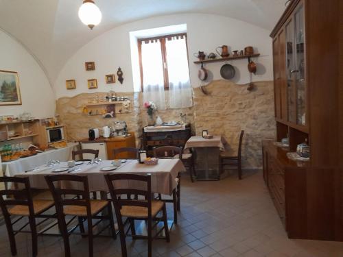 Un restaurante u otro lugar para comer en B&B L'arco Fiorito