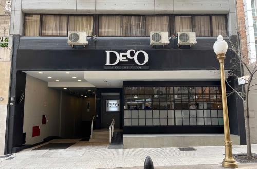 una tienda frente a un edificio con un signo deo en él en Deco Collection en Buenos Aires