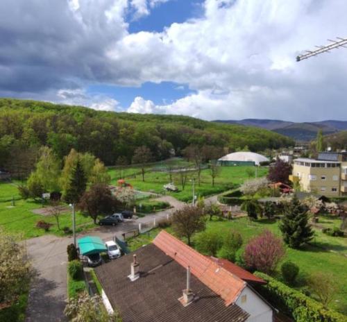 an aerial view of a park with a building at Mirna noć, soba s 2 odvojena kreveta in Zagreb