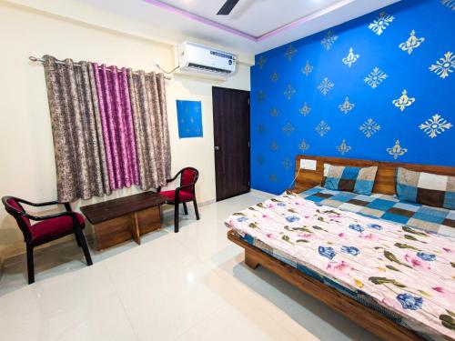 een slaapkamer met een bed en een bureau bij Nirmal Luxury Rooms in Garudeshwar