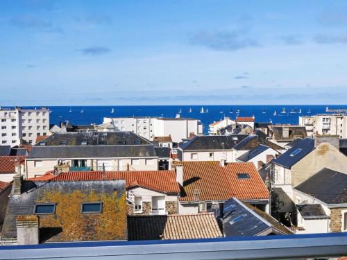 - une vue sur la ville avec ses bâtiments et l'océan dans l'établissement Apartment L'Hippocampe T2 balcon et large vue mer by Interhome, à Les Sables-dʼOlonne