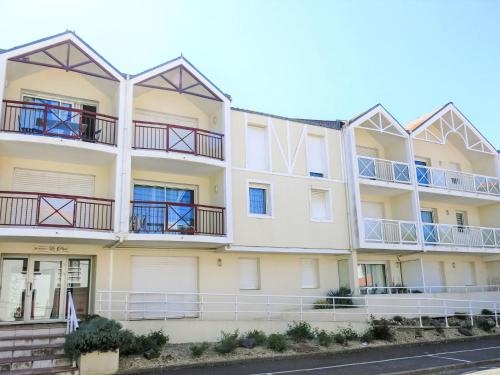 une image d'un immeuble d'appartements avec balcon dans l'établissement Apartment Bosquets 2 pièces balcon by Interhome, à Les Sables-dʼOlonne