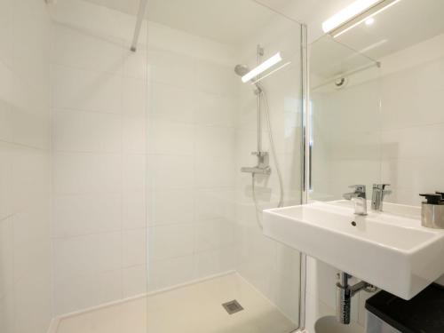 Koupelna v ubytování Apartment Laya with parking and shared pool by Interhome