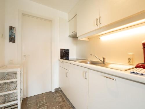 Kuchyň nebo kuchyňský kout v ubytování Apartment Laya with parking and shared pool by Interhome