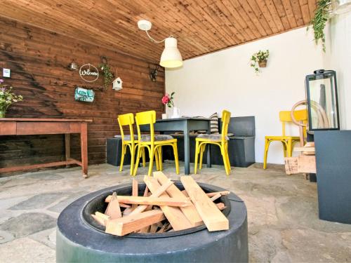 uma fogueira num quarto com uma mesa e cadeiras em Holiday Home s`Hüttl reloadet by Interhome em Steinach am Brenner