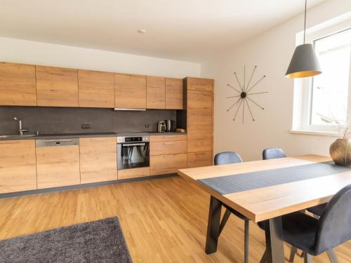 Una cocina con una mesa de madera y un comedor. en Apartment be cool by Interhome, en Mieming