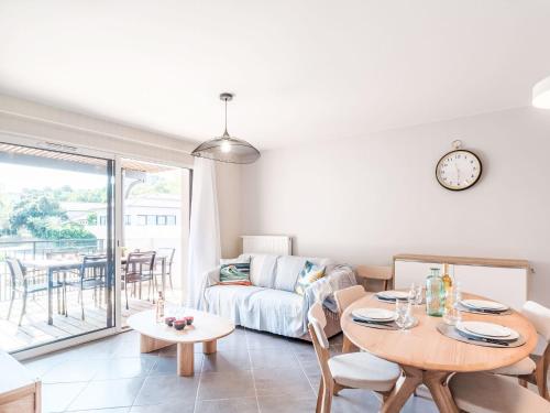 un salon avec une table et un canapé dans l'établissement Apartment Le Patio Mauresque by Interhome, à Arcachon