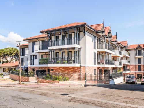 un immeuble d'appartements au coin d'une rue dans l'établissement Apartment Le Patio Mauresque by Interhome, à Arcachon