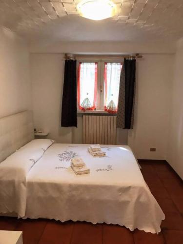 1 dormitorio con 1 cama blanca y 2 toallas en City e Airport BGY, en Bérgamo