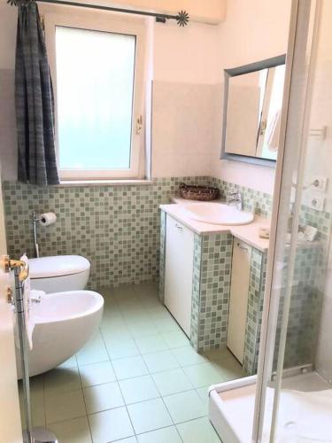 貝加莫的住宿－City e Airport BGY，带浴缸、盥洗盆和卫生间的浴室