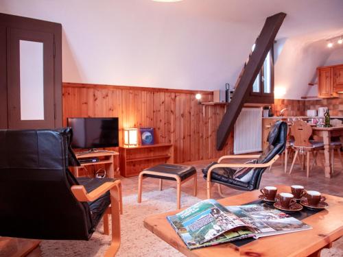 un soggiorno con tavolo, sedie e televisione di Apartment Plan Névé 5 by Interhome a Villars-sur-Ollon