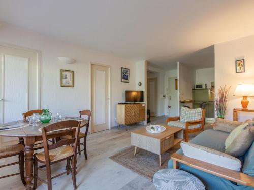 un salon avec un canapé et une table dans l'établissement Apartment Le Bourret-5 by Interhome, à Soorts-Hossegor