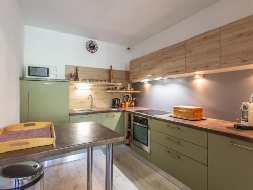 une cuisine avec des placards verts et un comptoir en bois dans l'établissement Apartment Le Bourret-5 by Interhome, à Soorts-Hossegor
