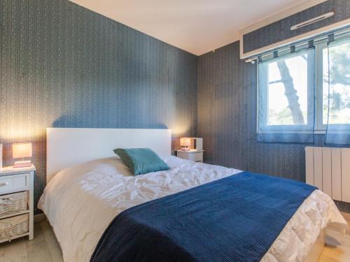 une chambre avec un grand lit et une fenêtre dans l'établissement Apartment Le Bourret-5 by Interhome, à Soorts-Hossegor