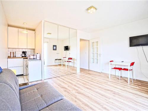 un salon avec un canapé et une table et une cuisine dans l'établissement Studio Le Brighton by Interhome, à Biarritz