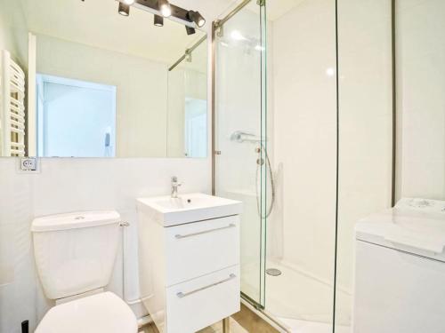 une salle de bain avec une douche, des toilettes et un lavabo dans l'établissement Studio Saint Andrews-3 by Interhome, à Biarritz