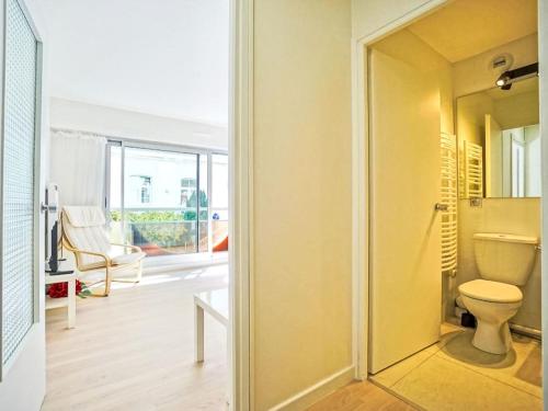 une salle de bain avec toilettes dans une chambre dans l'établissement Studio Saint Andrews-3 by Interhome, à Biarritz