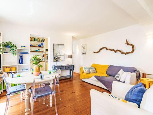 un salon avec une table et un canapé dans l'établissement Apartment Hôtel du Golf by Interhome, à Saint-Jean-de-Luz