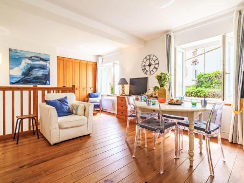 un salon avec une table et des chaises et une salle à manger dans l'établissement Apartment Hôtel du Golf by Interhome, à Saint-Jean-de-Luz