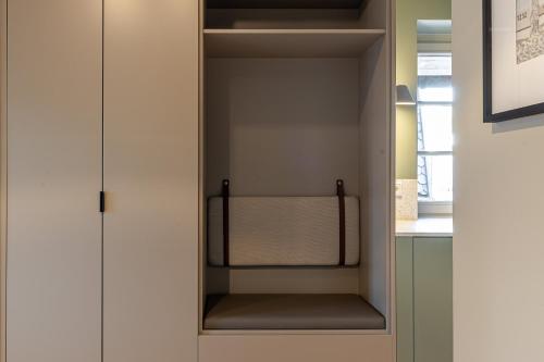 a cupboard with a empty shelf in a kitchen at SeaSide LOFTS im Herzen von Westerland in Westerland (Sylt)