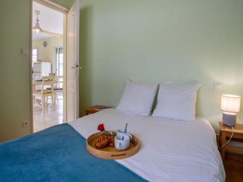 un lit avec un plateau de nourriture dessus dans l'établissement Holiday Home La Vague Abonde by Interhome, à Pornic