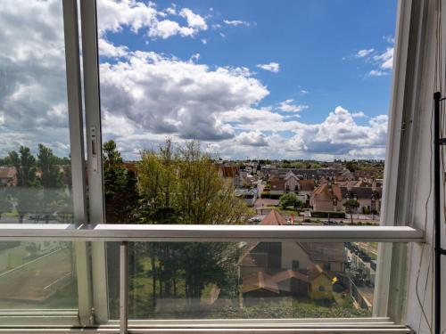 une fenêtre avec vue sur la ville dans l'établissement Studio Les Marinas by Interhome, à Courseulles-sur-Mer