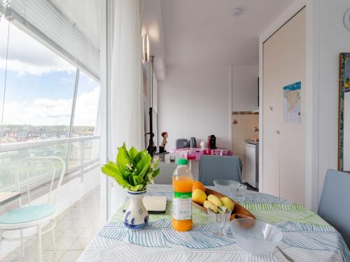 - une cuisine avec une table et une bouteille de jus d'orange dans l'établissement Studio Les Marinas by Interhome, à Courseulles-sur-Mer