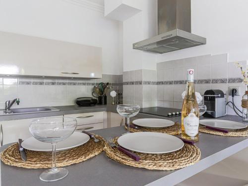 - une cuisine avec des assiettes et des verres à vin sur un comptoir dans l'établissement Apartment Les Balcons d'Eze-3 by Interhome, à Èze