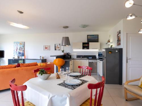 une cuisine et un salon avec une table et des chaises dans l'établissement Apartment Les Pieds dans l'eau by Interhome, à Cléder
